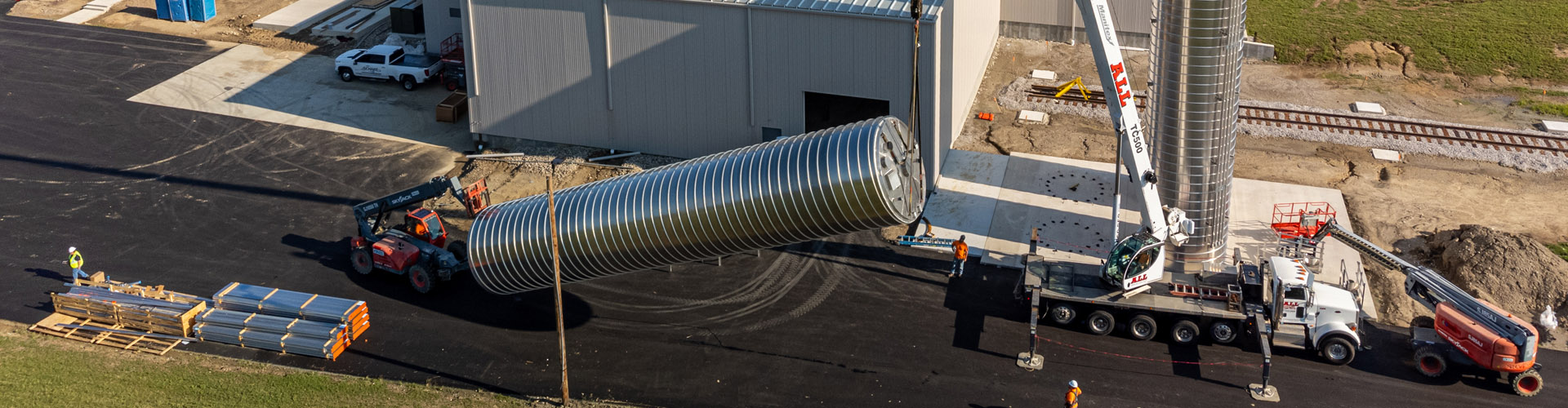 Schake slider of a crane lifting a silo
